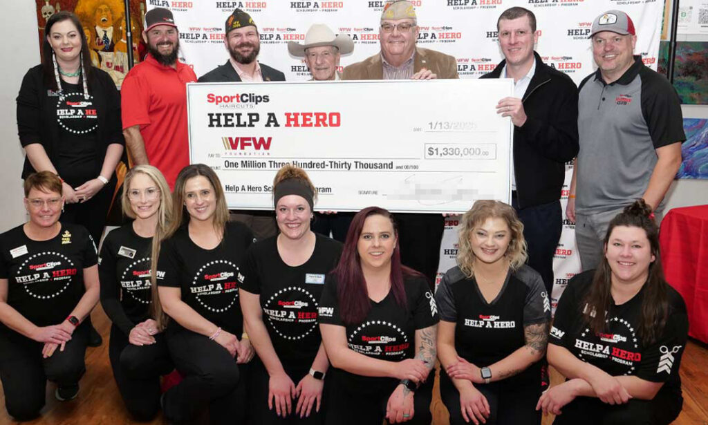 Sport Clips presenta un cheque de 1,33 millones de dólares para apoyar a veteranos estudiantes a través del programa de becas Help A Hero de la VFW.